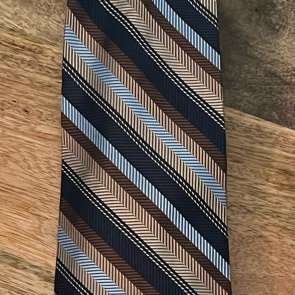 JOS A. BANK MEN’S BROWN, TAN, NAVY, & LIGHT BLUE 100% SILK NECKTIE/PRE-OWNED/MOD - Picture 1 of 2